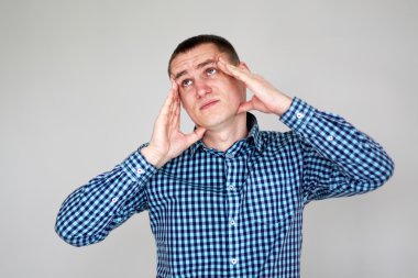 Genç adamın başı ağrıyor.