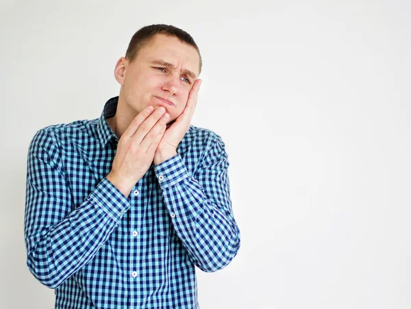 Junger Mann mit Zahnschmerzen — Stockfoto