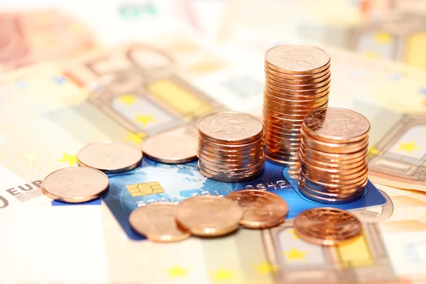 Dinheiro europeu euros e fundo do cartão de crédito — Fotografia de Stock