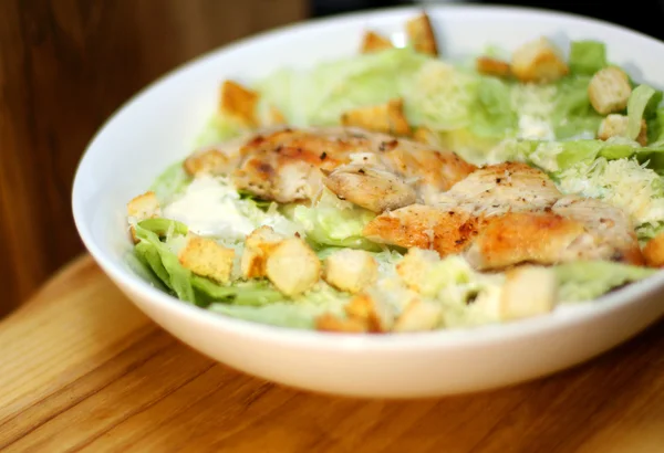 Cesar-Salat mit Hühnchen — Stockfoto