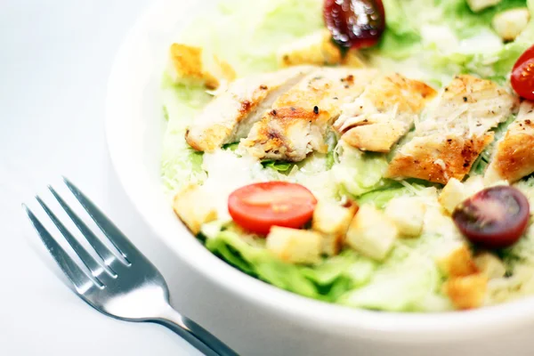 Cesar-Salat mit Hühnchen Stockbild