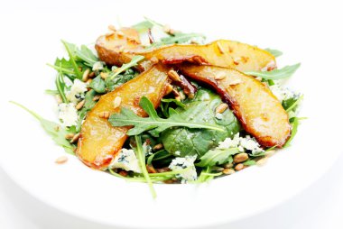 Karamelize armut, Ayçekirdeği ve mavi peynir salatası