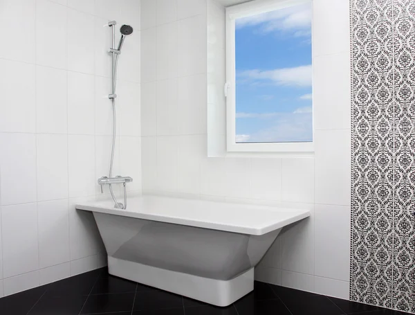 Inre av minimalistisk modernt badrum Stockbild
