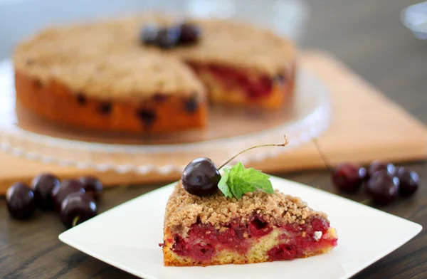 Hausgemachte Streuselkirschtorte — Stockfoto