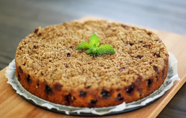 Torta di ciliegie sbriciolata fatta in casa Foto Stock