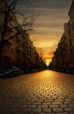 Arnavut kaldırımlı günbatımında sokak