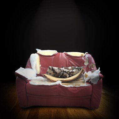 eski kırmızı koltuk