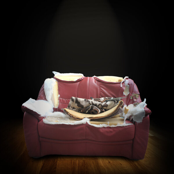 старое красное кресло
