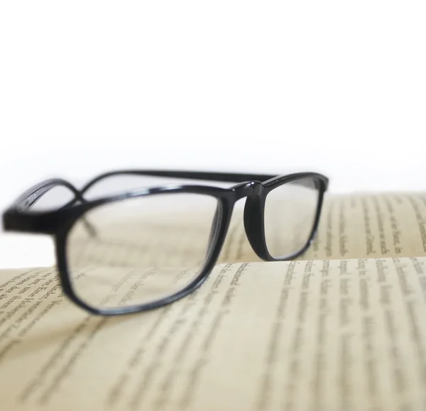 Buch und Brille — Stockfoto