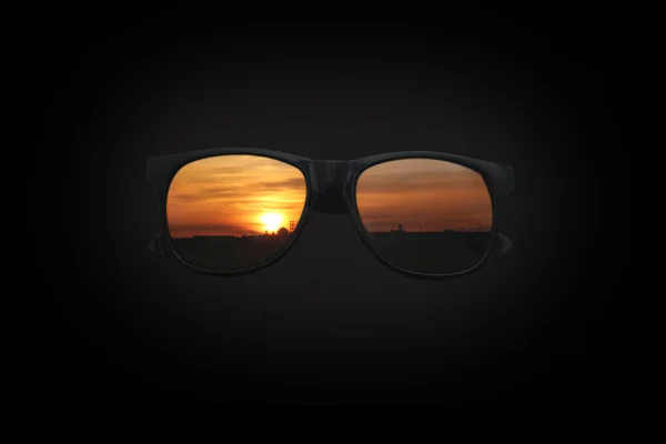Sluneční brýle při západu slunce — Stock fotografie