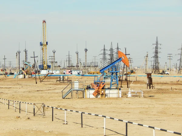 Petróleo balançando no campo . — Fotografia de Stock