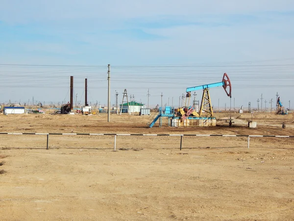 Olie schommelen in het veld. — Stockfoto