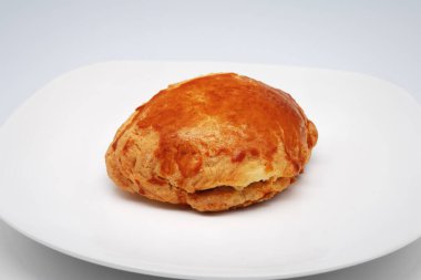 Beyaz tabakta bir sochnik. Yakın plan..