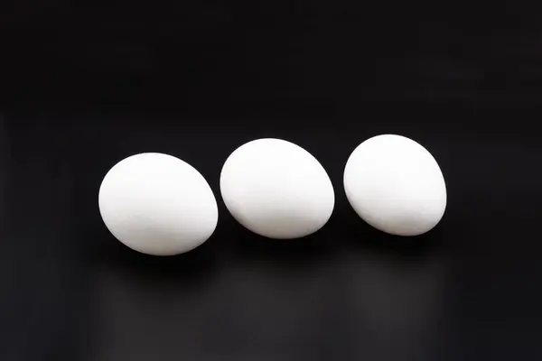 Huevos Pollo Blancos Primer Plano Sobre Fondo Negro —  Fotos de Stock