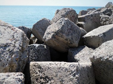 Deniz suyunun tuzdan arındırılması için su girişi kanalı. Kazakistan. Mangistau bölgesi. Aktau.