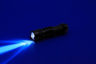 Mini UV LED fener. Ultraviyole ışık ışını UV-365 nm.