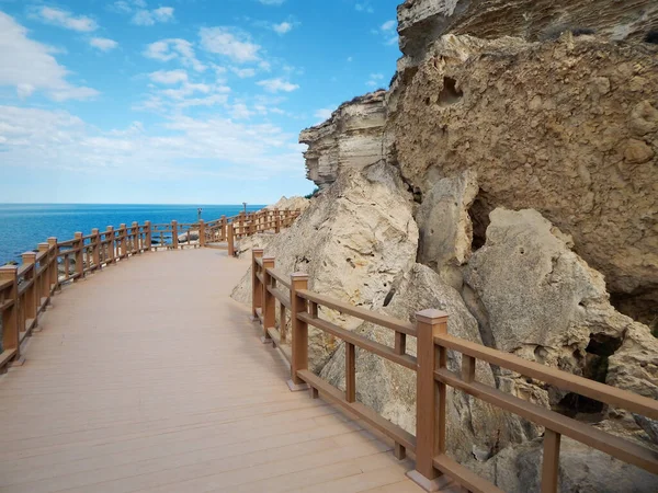 Hazar Denizi kıyısında. Kaya izleri. Kazakistan. Aktau şehri. 16 Temmuz 2019.