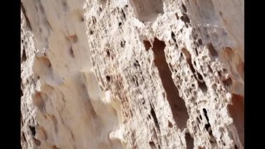 Yüzey kumlu kayası. Hazar Denizi 'nin kayalık kıyısı.