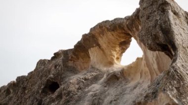 Hazar Denizi kıyısındaki kayalar.