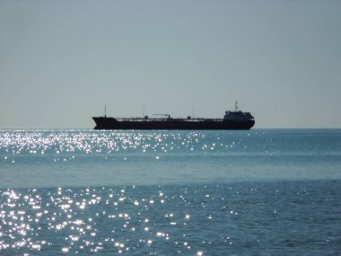 Denizdeki bir geminin silueti. Hazar Denizi 'ndeki petrol tankeri. Kazakistan. Mangistau bölgesi. 22 Ekim. 2019 yıl..