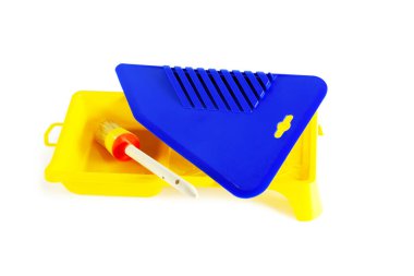 Duvar kağıdı için mavi plastik spatula. Sarı boya. Yakın plan. Beyaz arkaplanda izole.