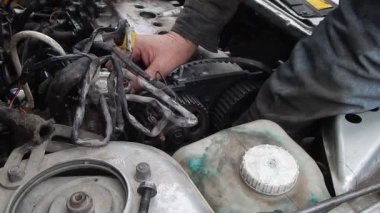 Bir içten yanmalı motorun kam mili dişlisi kuruluyor.