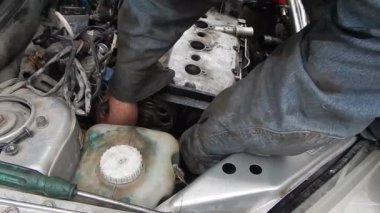 İçten yanmalı motorun ateşleme kayışı kuruluyor.