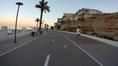 Sur boyunca bisiklet sürüyorum. Aktau şehri. Mangistau bölgesi. Kazakistan. 09 Eylül 2020.