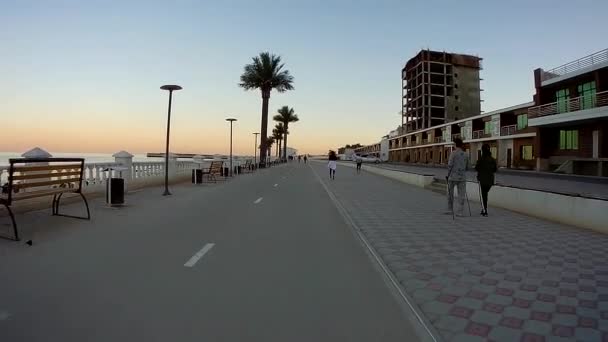 沿着堤岸骑自行车 Aktau市 曼吉斯图地区 哈萨克斯坦 September 2020 Year — 图库视频影像