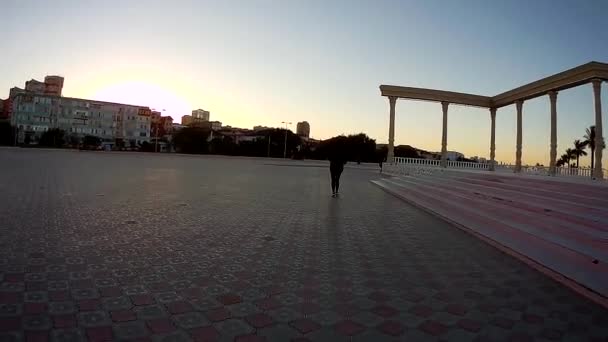 沿着堤岸骑自行车 Aktau市 曼吉斯图地区 哈萨克斯坦 September 2020 Year — 图库视频影像