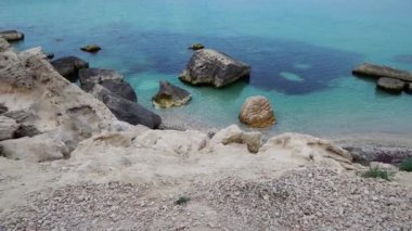 Hazar Denizi 'nin kayalık kıyısı. 16 Temmuz 2019. Kazakistan Mangistau bölgesi.