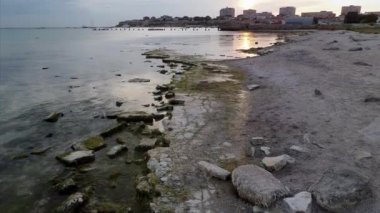 Gün batımında Hazar Denizi 'nin Rocky kıyısında. Kazakistan. Aktau şehri. 12 Eylül 2019. Mangistau bölgesi.