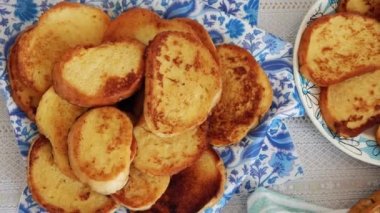Sotelenmiş beyaz ekmek dilimleri. Yukarıdan görüntüle.