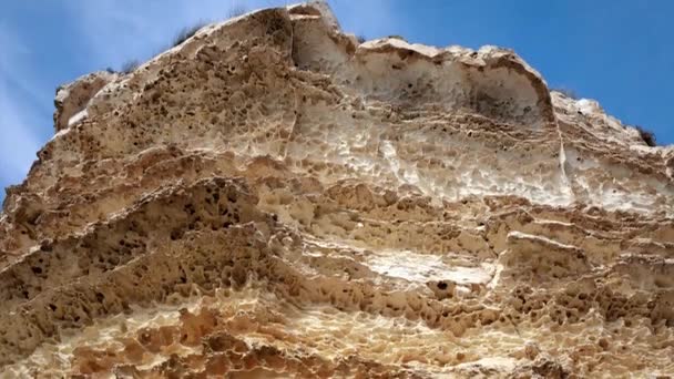 里海海岸上的岩石 — 图库视频影像