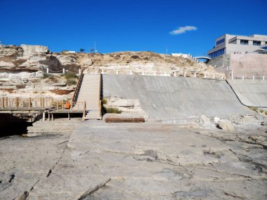 Kayalık bir deniz kıyısında beton baraj. Kazakistan. Aktau. 08 Eylül 2019.