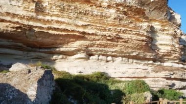 Hazar Denizi kıyısındaki kayalar.