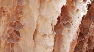 Yüzey kumlu kayası. Hazar Denizi 'nin kayalık kıyısı.