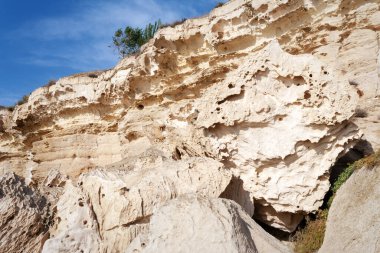 Hazar Denizi kıyısındaki kayalar.