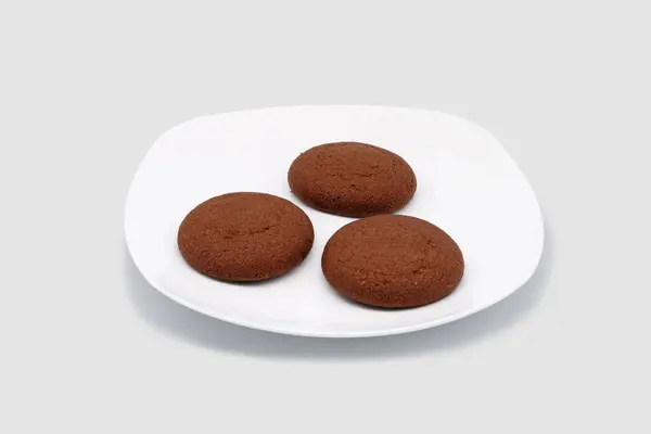 白盘上的燕麦饼干 在灰色背景下被隔离 — 图库照片