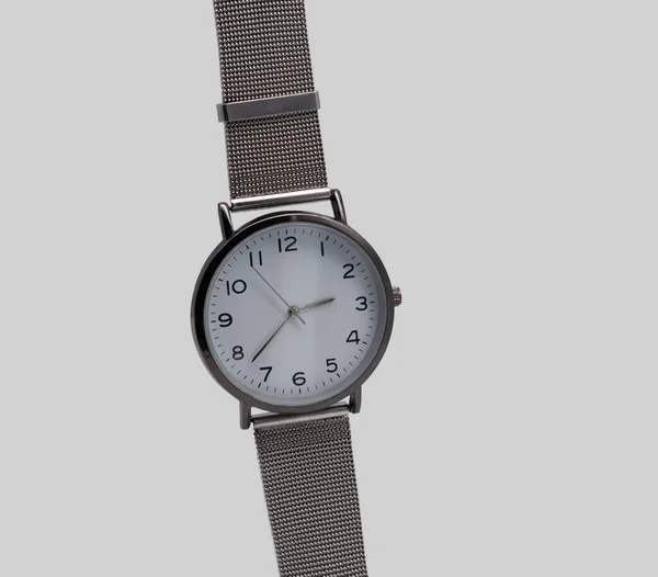 Zegarek Rękę Metalowym Paskiem Zbliżenie Odizolowane Szarym Tle — Zdjęcie stockowe