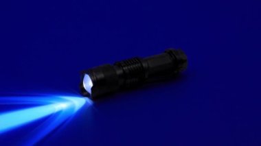 Mini UV LED fener. Ultraviyole ışık ışını UV-365 nm.