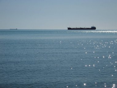 Denizdeki bir geminin silueti. Hazar Denizi 'ndeki petrol tankeri. Kazakistan. Mangistau bölgesi. 22 Ekim. 2019 yıl..