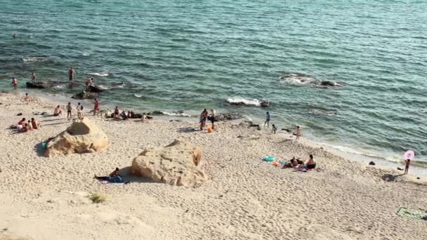 Vista Costa Desde Cima Gente Relaja Playa Aktau Región Mangistau — Vídeos de Stock