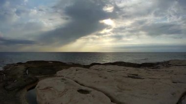 Hazar Denizi 'nin Rocky kıyısında. Mangistau bölgesi. Kazakistan. 10 Haziran. 2021 yıl.