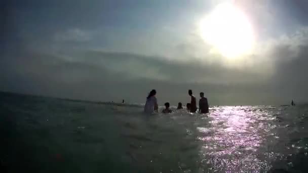 Emberek Tengerben Emberek Kaszpi Tengerben Úsznak Kenderli Öböl Fetisovo Májusban — Stock videók