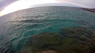 Hazar Denizi 'nin Rocky kıyısında. Mangistau bölgesi. Kazakistan. 10 Haziran. 2021 yıl.