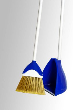 Faraş setiyle süpürge. Yakın plan. Gri bir arkaplanda izole edilmiş.