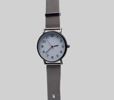 Metal kayışlı bir kol saati. Yakın plan. Gri bir arkaplanda izole edilmiş.