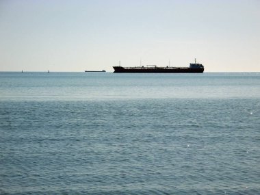 Denizdeki bir geminin silueti. Hazar Denizi 'ndeki petrol tankeri. Kazakistan. Mangistau bölgesi. 22 Ekim. 2019 yıl..