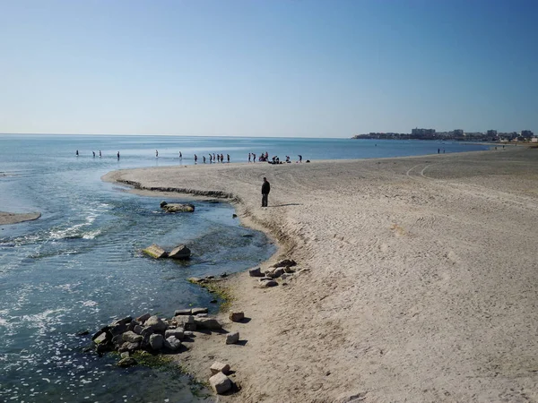 Persone Sulla Riva Sabbiosa Del Mar Caspio Kazakistan Regione Mangistau — Foto Stock